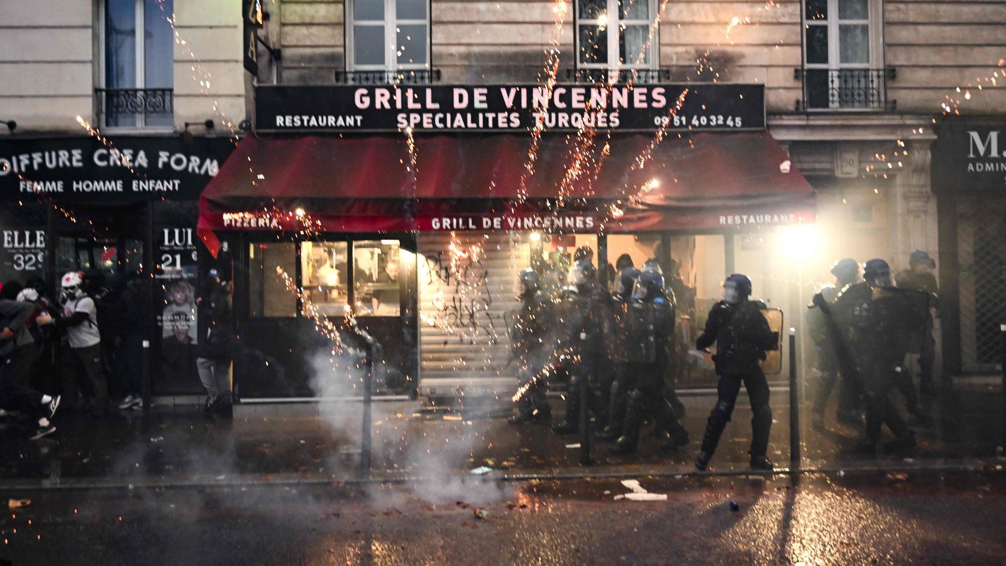 Einsatzkräfte der Polizei werden am Samstagabend (24. Oktober) in Paris mit Pyrotechnik beschossen.