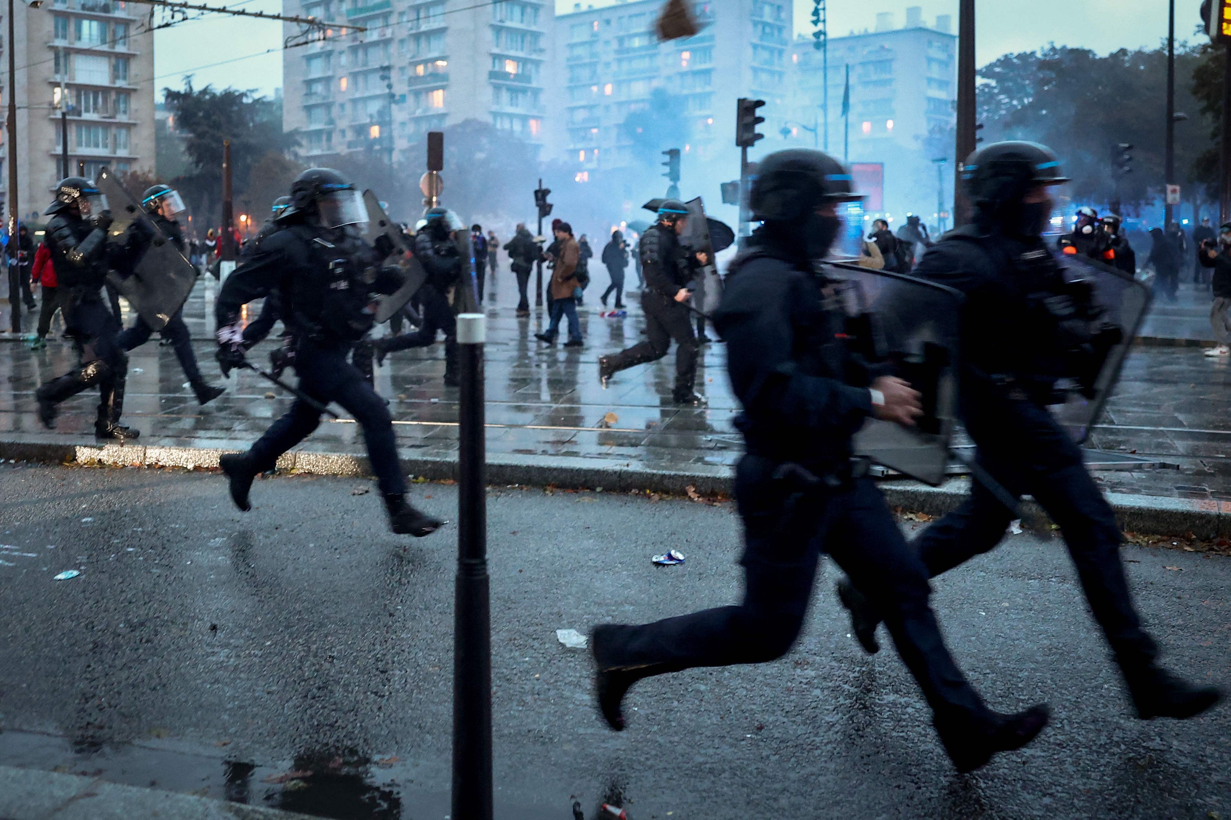 Polizeikräfte rennen zum Einsatzort in Paris.