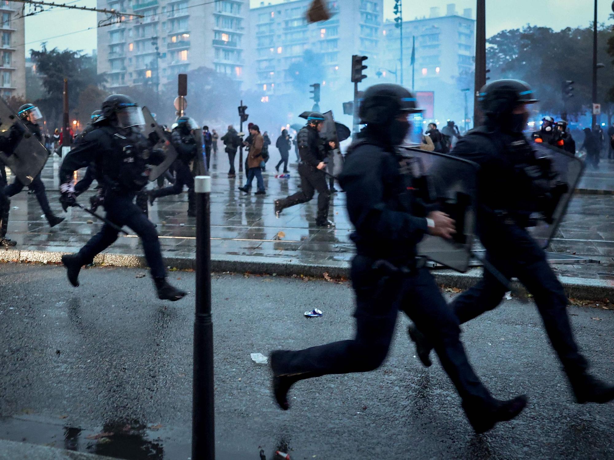 Polizeikräfte rennen zum Einsatzort in Paris.