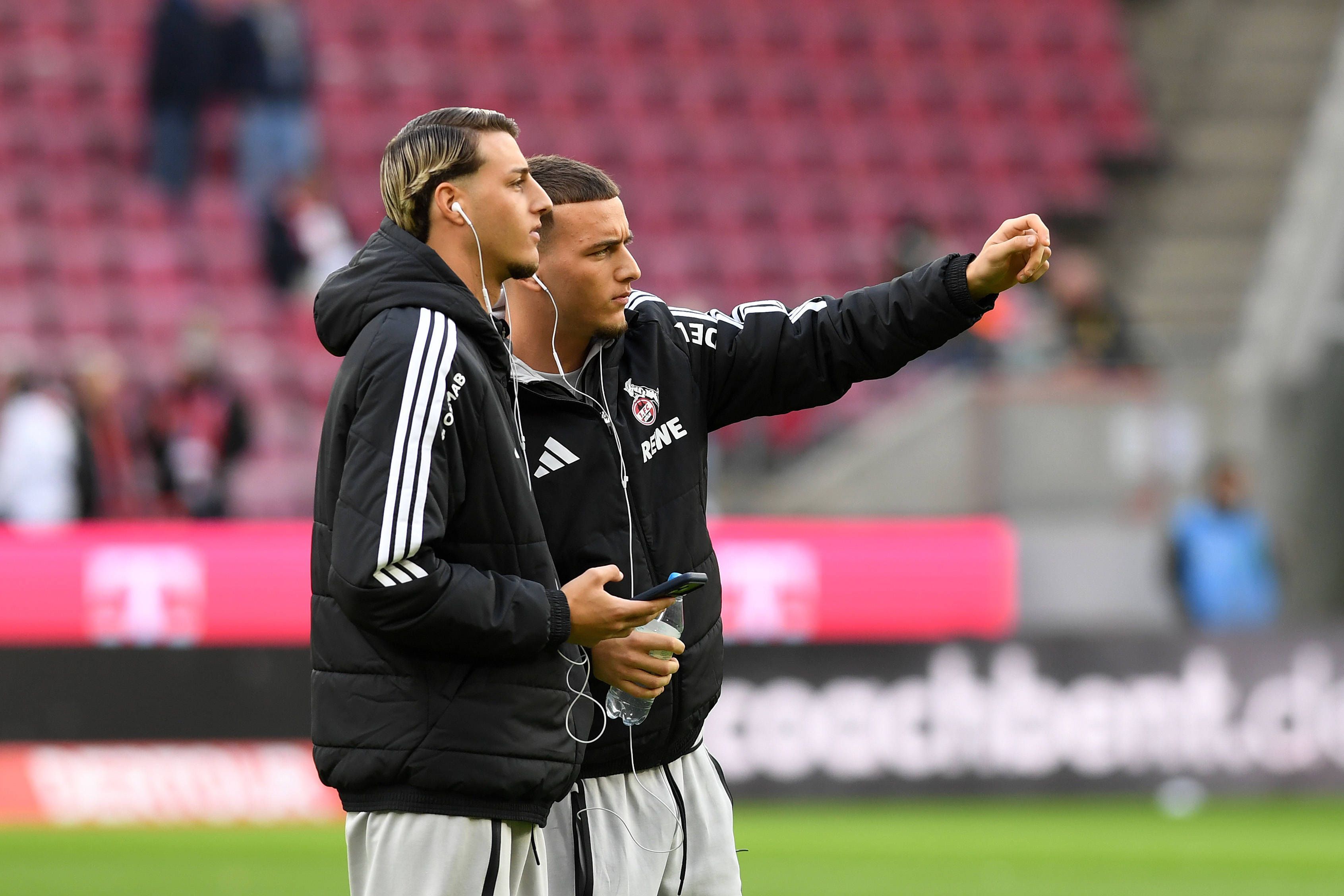 Malek und Said El Mala auf dem Rasen im Stadion.