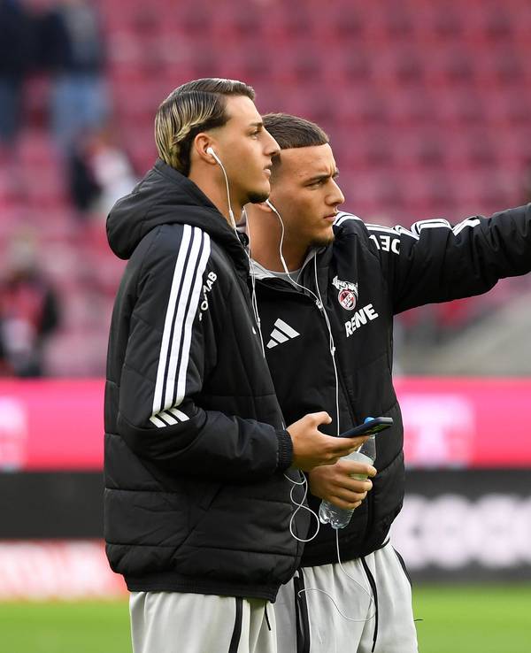 Malek und Said El Mala auf dem Rasen im Stadion.