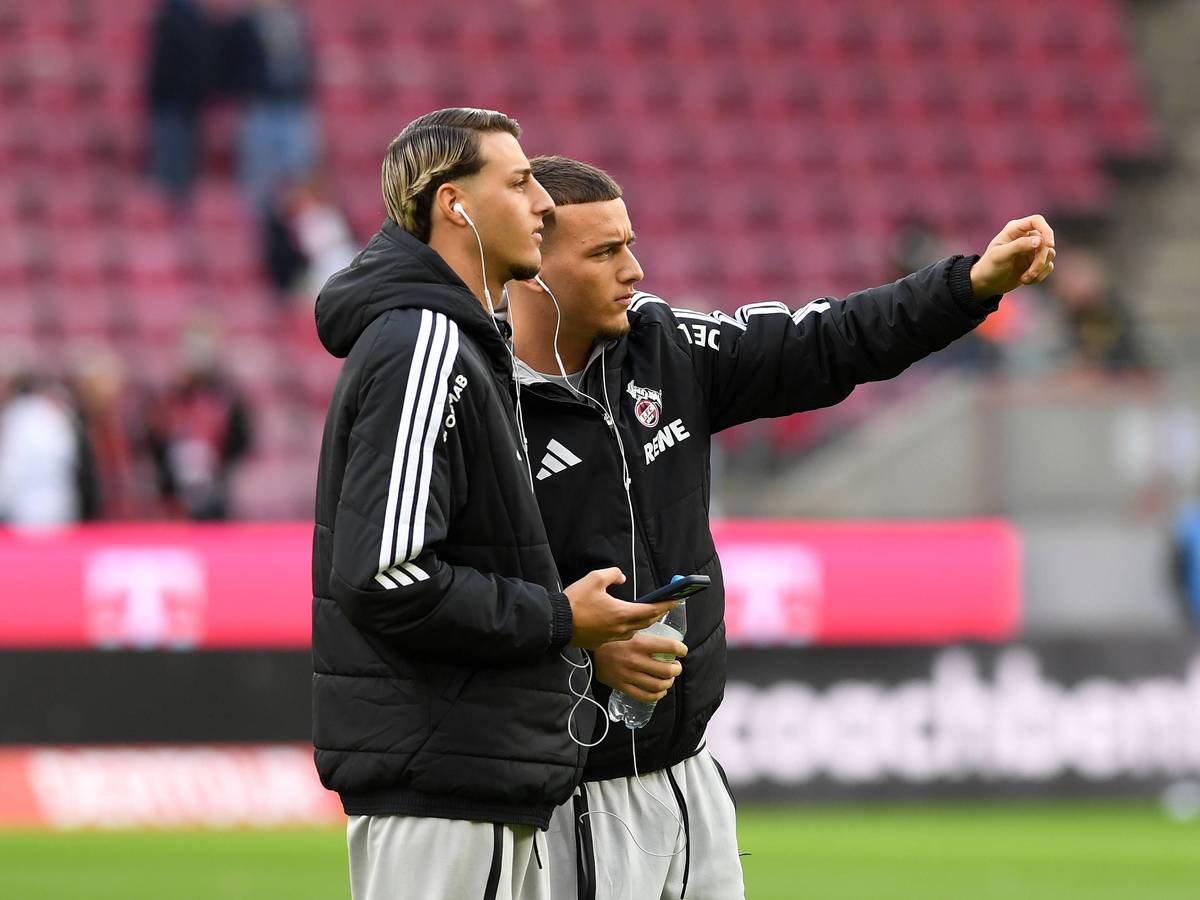 Malek und Said El Mala auf dem Rasen im Stadion.