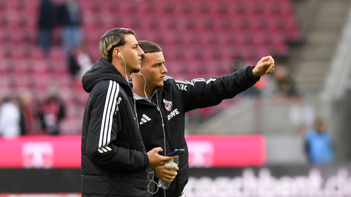 Malek und Said El Mala auf dem Rasen im Stadion.