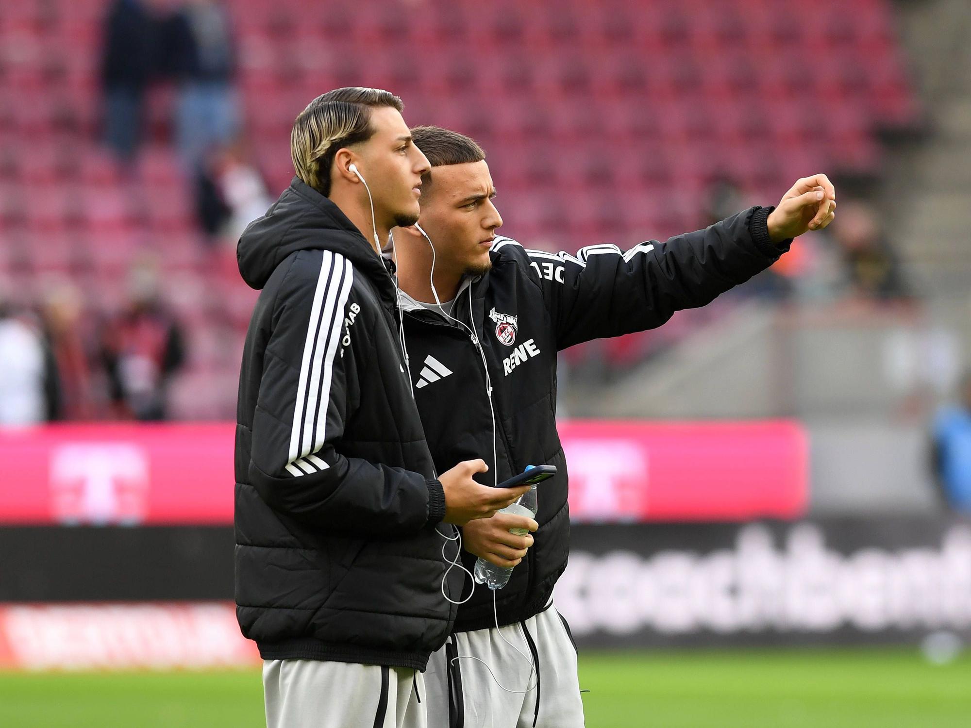 Malek und Said El Mala auf dem Rasen im Stadion.