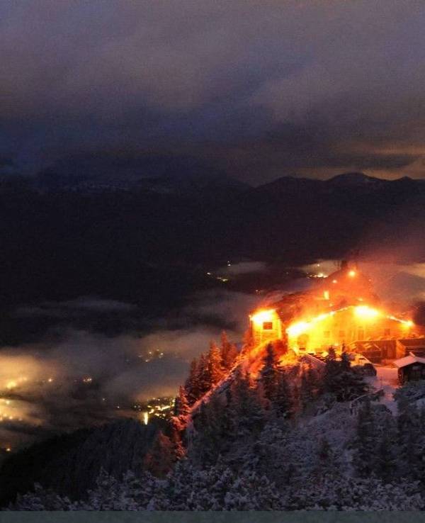 Das Kehlsteinhaus auf dem Obersalzberg in Berchtesgaden steht in Flammen.