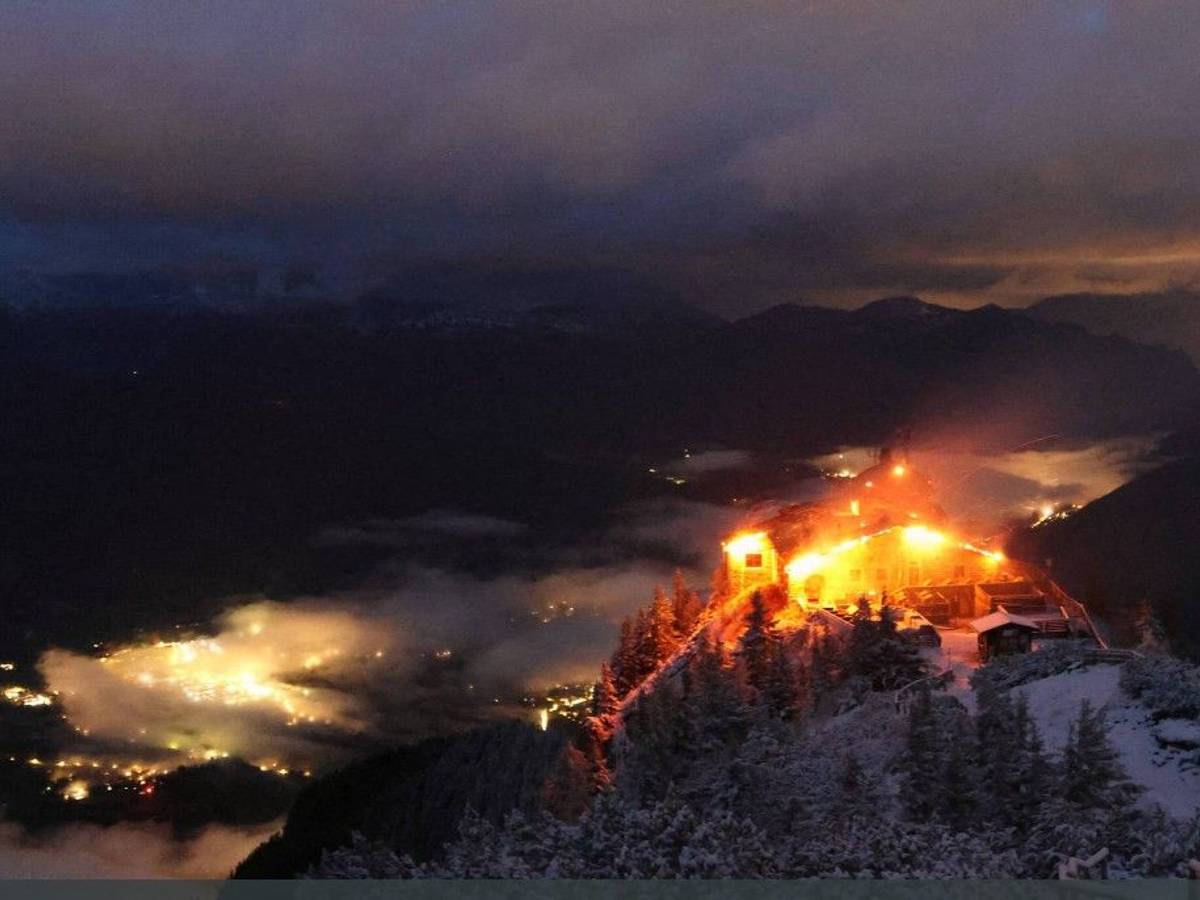 Das Kehlsteinhaus auf dem Obersalzberg in Berchtesgaden steht in Flammen.