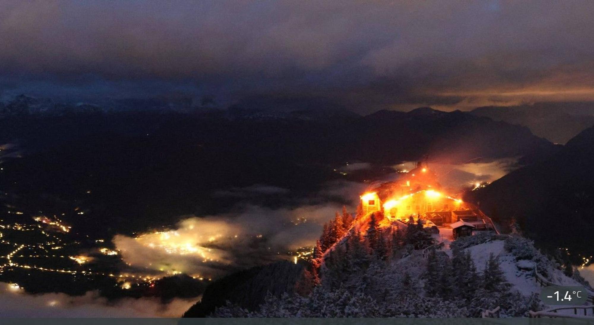 Das Kehlsteinhaus auf dem Obersalzberg in Berchtesgaden steht in Flammen.