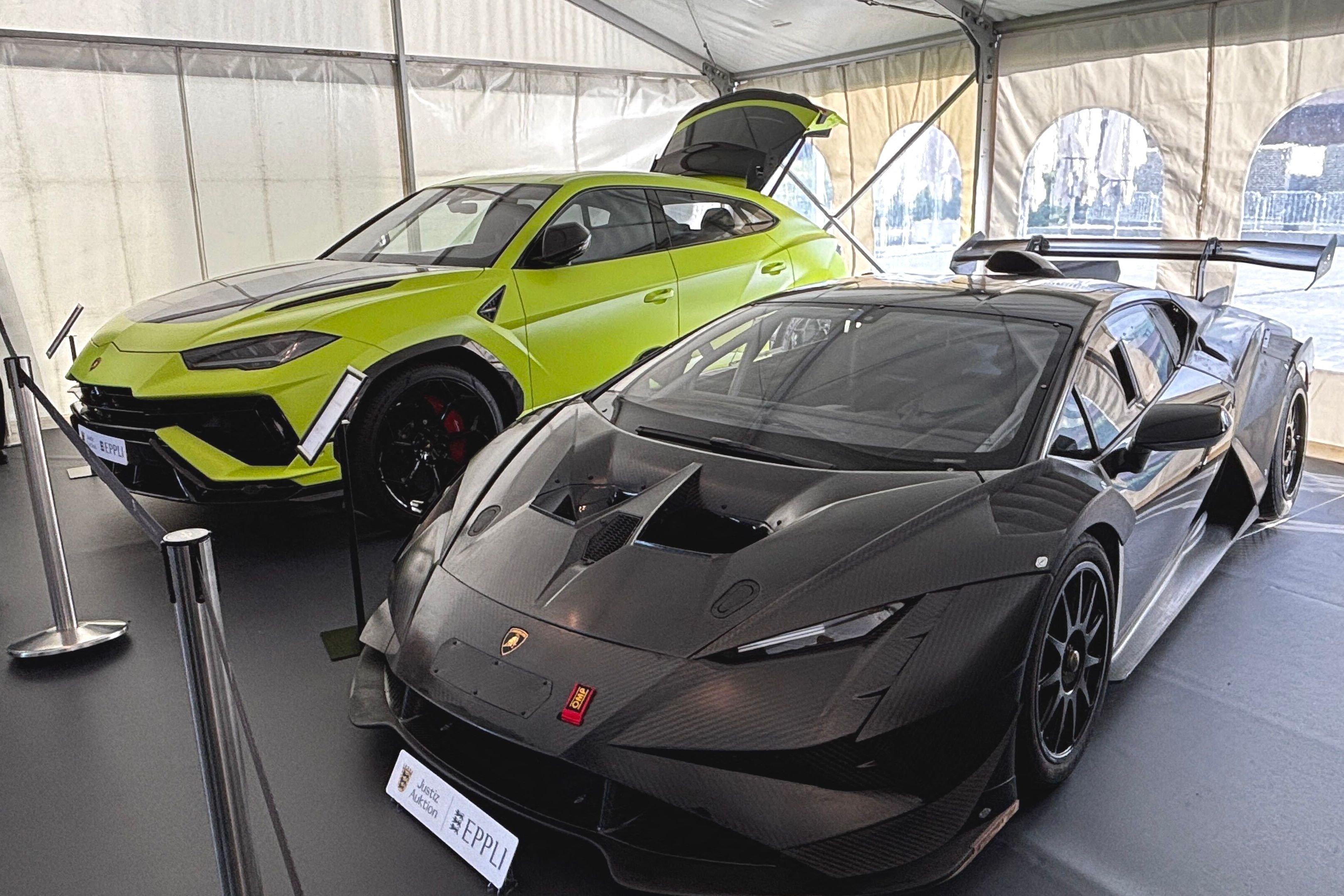 Ein Lamborghini Urus Performante (hinten) und ein Lamborghini Huracan Super Trofeo EVO2 stehen bei der Justiz-Auktion im Mercedes-Benz Museum.