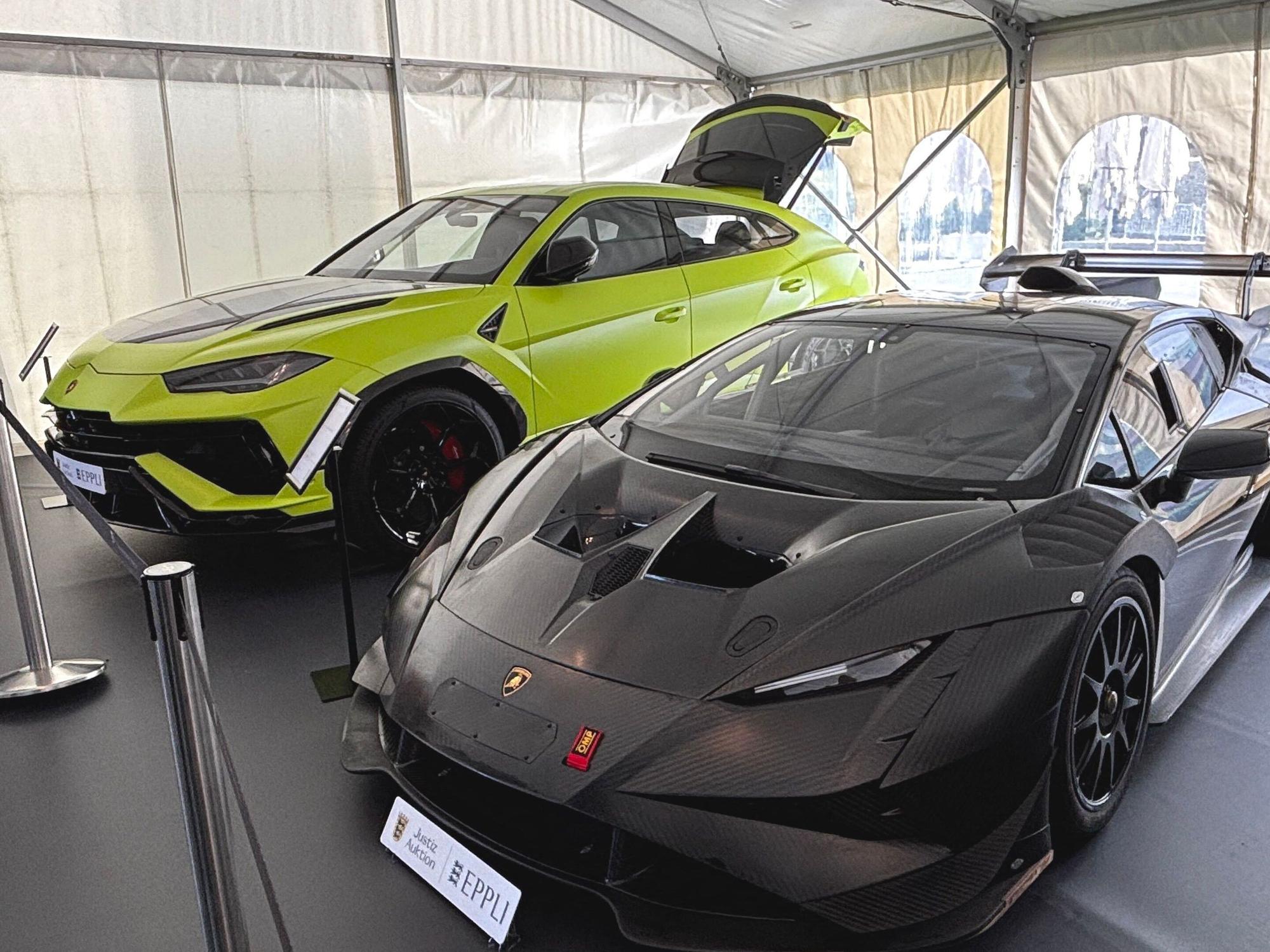 Ein Lamborghini Urus Performante (hinten) und ein Lamborghini Huracan Super Trofeo EVO2 stehen bei der Justiz-Auktion im Mercedes-Benz Museum.