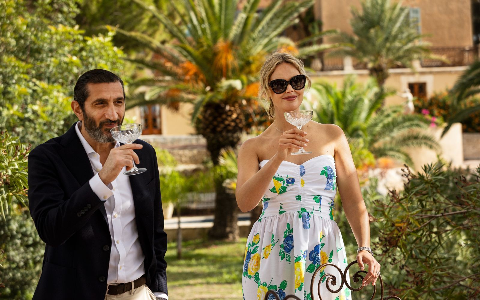 Alles könnte so schön sein, doch der Traumurlaub von Carl (Fares Fares) und Helene (Frida Gustavsson) wird immer mehr zum Albtraum. Wem können sie trauen - und können sie es einander noch?   (Bild: Netflix)