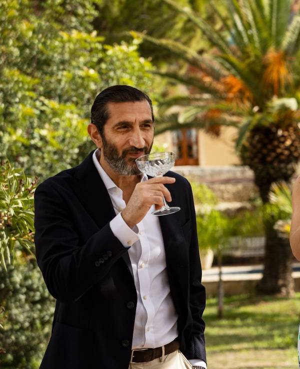 Alles könnte so schön sein, doch der Traumurlaub von Carl (Fares Fares) und Helene (Frida Gustavsson) wird immer mehr zum Albtraum. Wem können sie trauen - und können sie es einander noch? (Bild: Netflix)