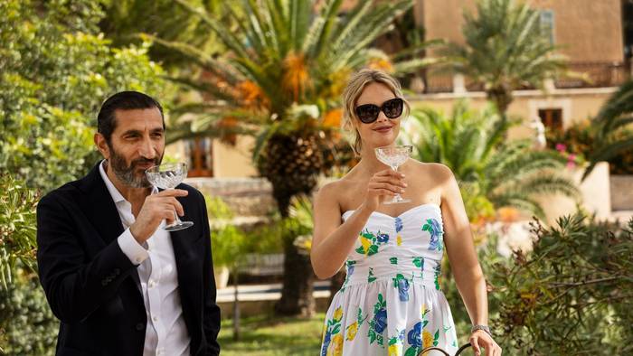 Alles könnte so schön sein, doch der Traumurlaub von Carl (Fares Fares) und Helene (Frida Gustavsson) wird immer mehr zum Albtraum. Wem können sie trauen - und können sie es einander noch? (Bild: Netflix)