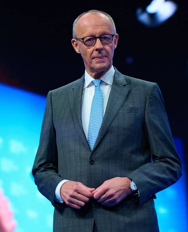 Friedrich Merz, CDU-Vorsitzender und Bundeskanzler, nimmt am CSU-Parteitag in der Messehalle teil. Im Hintergrund ist Markus Söder, CSU-Vorsitzender und Ministerpräsident von Bayern, auf einer Leinwand zu sehen.
