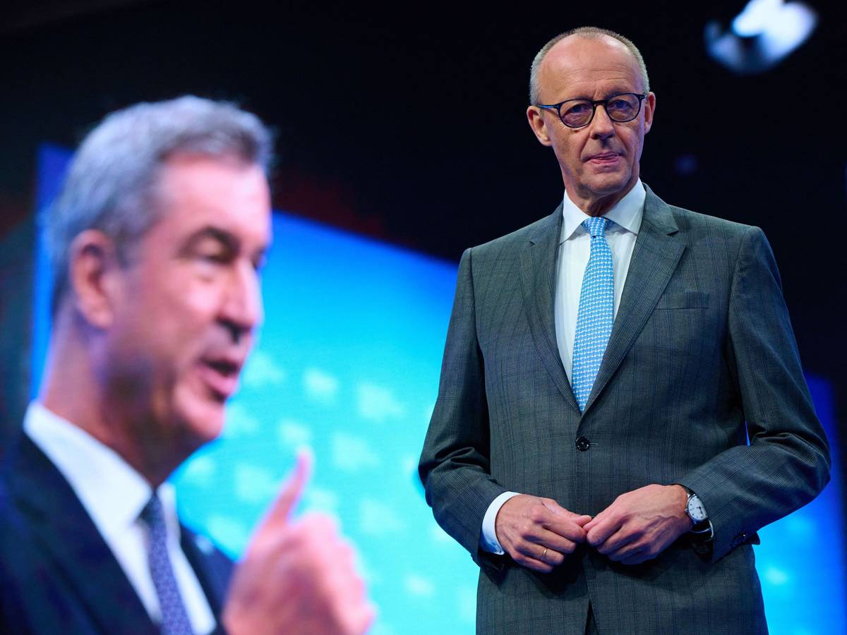 Friedrich Merz, CDU-Vorsitzender und Bundeskanzler, nimmt am CSU-Parteitag in der Messehalle teil. Im Hintergrund ist Markus Söder, CSU-Vorsitzender und Ministerpräsident von Bayern, auf einer Leinwand zu sehen.