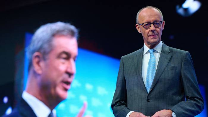 Friedrich Merz, CDU-Vorsitzender und Bundeskanzler, nimmt am CSU-Parteitag in der Messehalle teil. Im Hintergrund ist Markus Söder, CSU-Vorsitzender und Ministerpräsident von Bayern, auf einer Leinwand zu sehen.