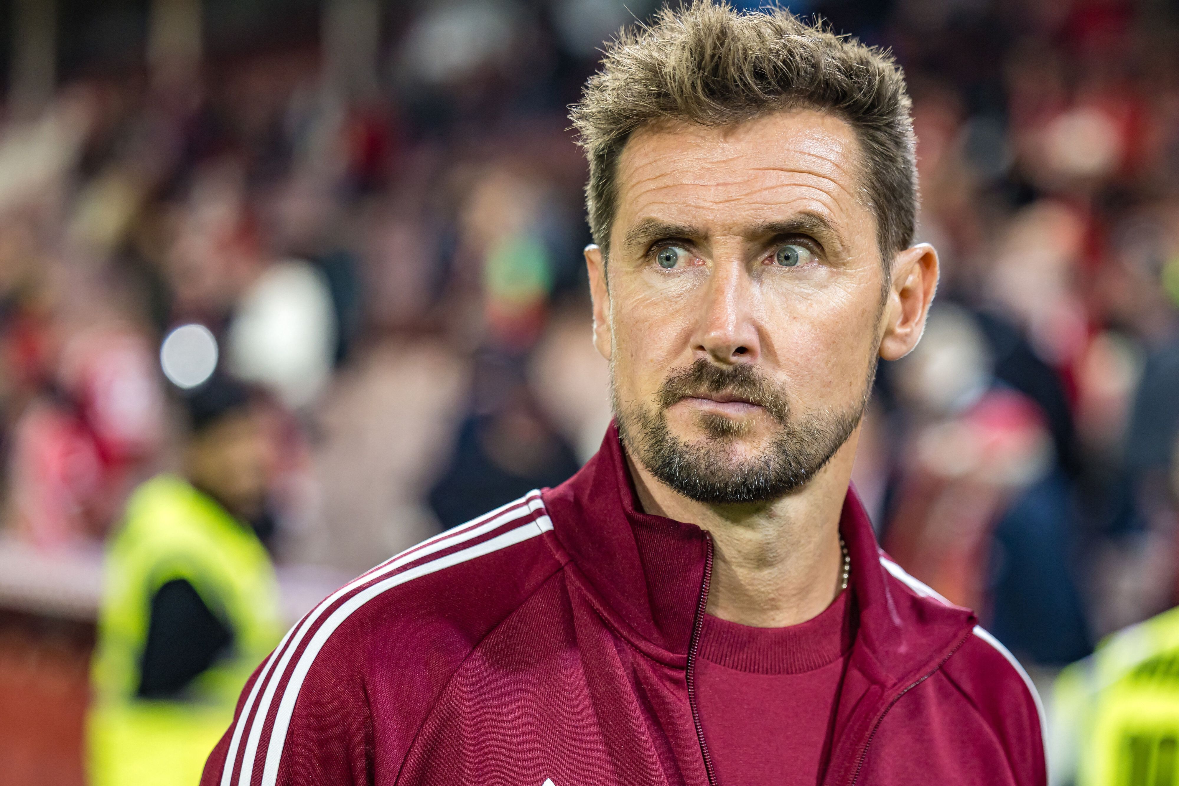 Miroslav Klose schaut kritisch.
