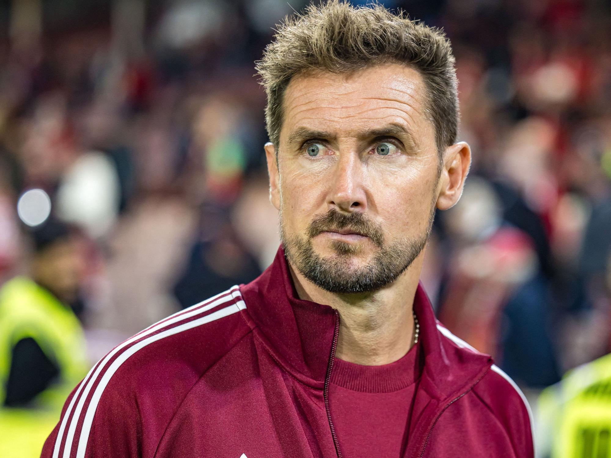 Miroslav Klose schaut kritisch.