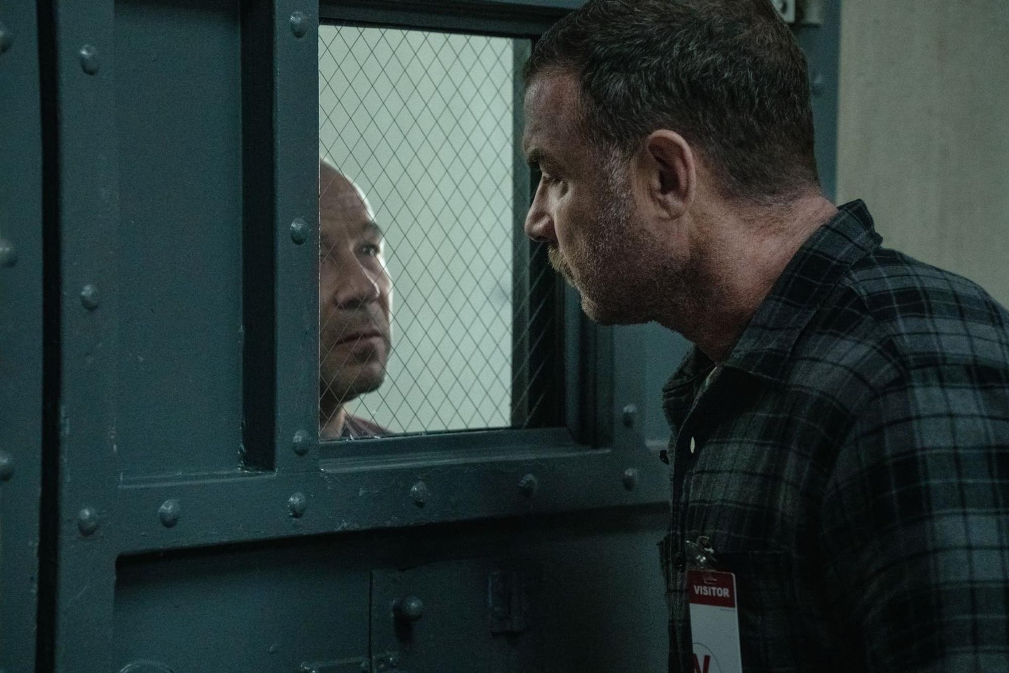 Kommissar Jonah (Liev Schreiber, rechts) lässt das raue Pflaster Philadelphias hinter sich, um in einer Kleinstadt ein ruhigeres Leben zu führen. Doch er hat die Rechnung ohne den gefährlichen Serienkiller Jurek (Stephen Graham) gemacht. (Bild: Apple )