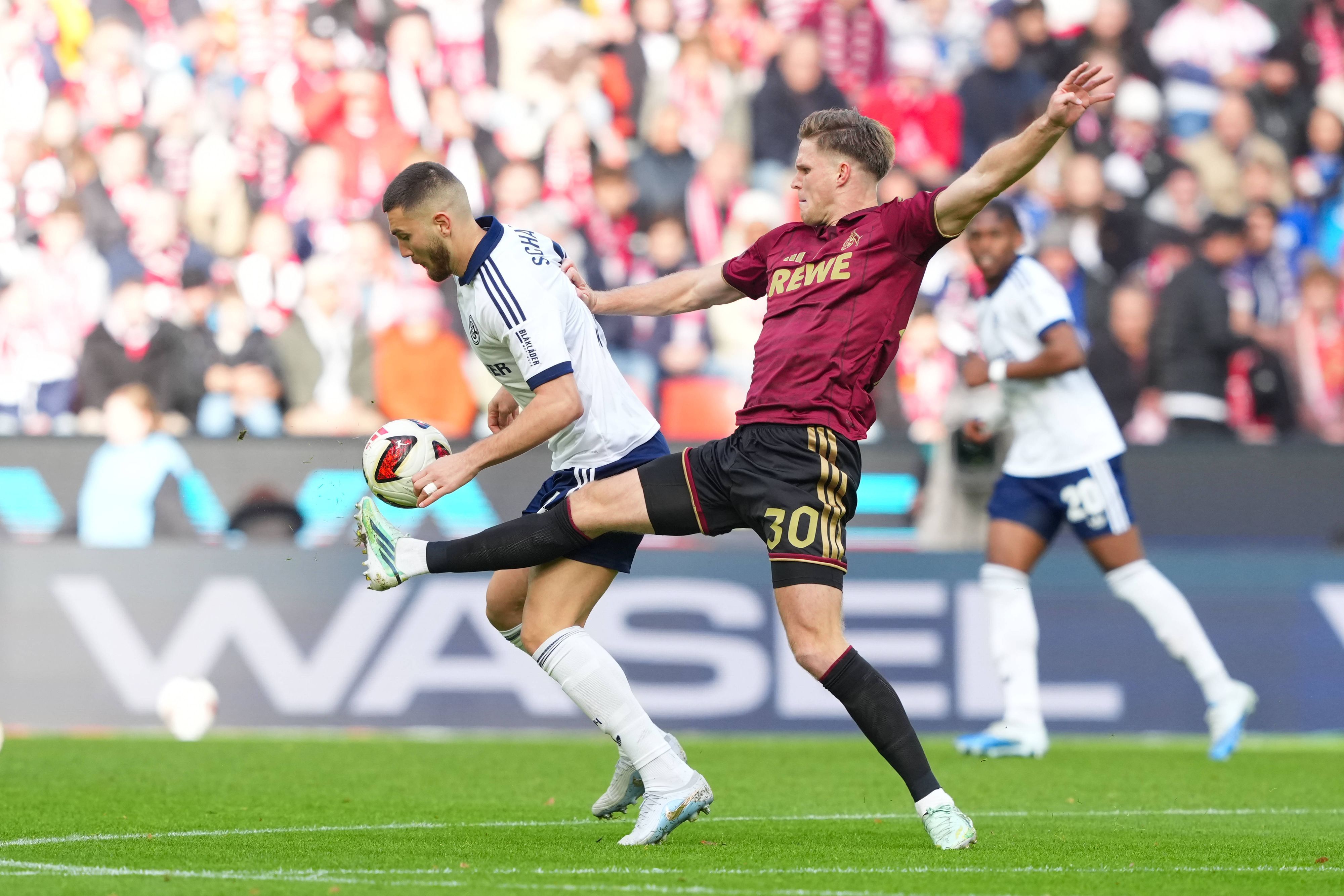Schalkes Hasan Kurucay im Zweikampf gegen Marius Büter (1. FC Köln).
