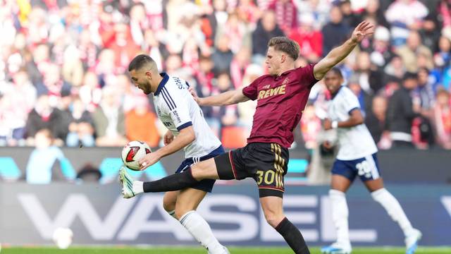 Schalkes Hasan Kurucay im Zweikampf gegen Marius Büter (1. FC Köln).