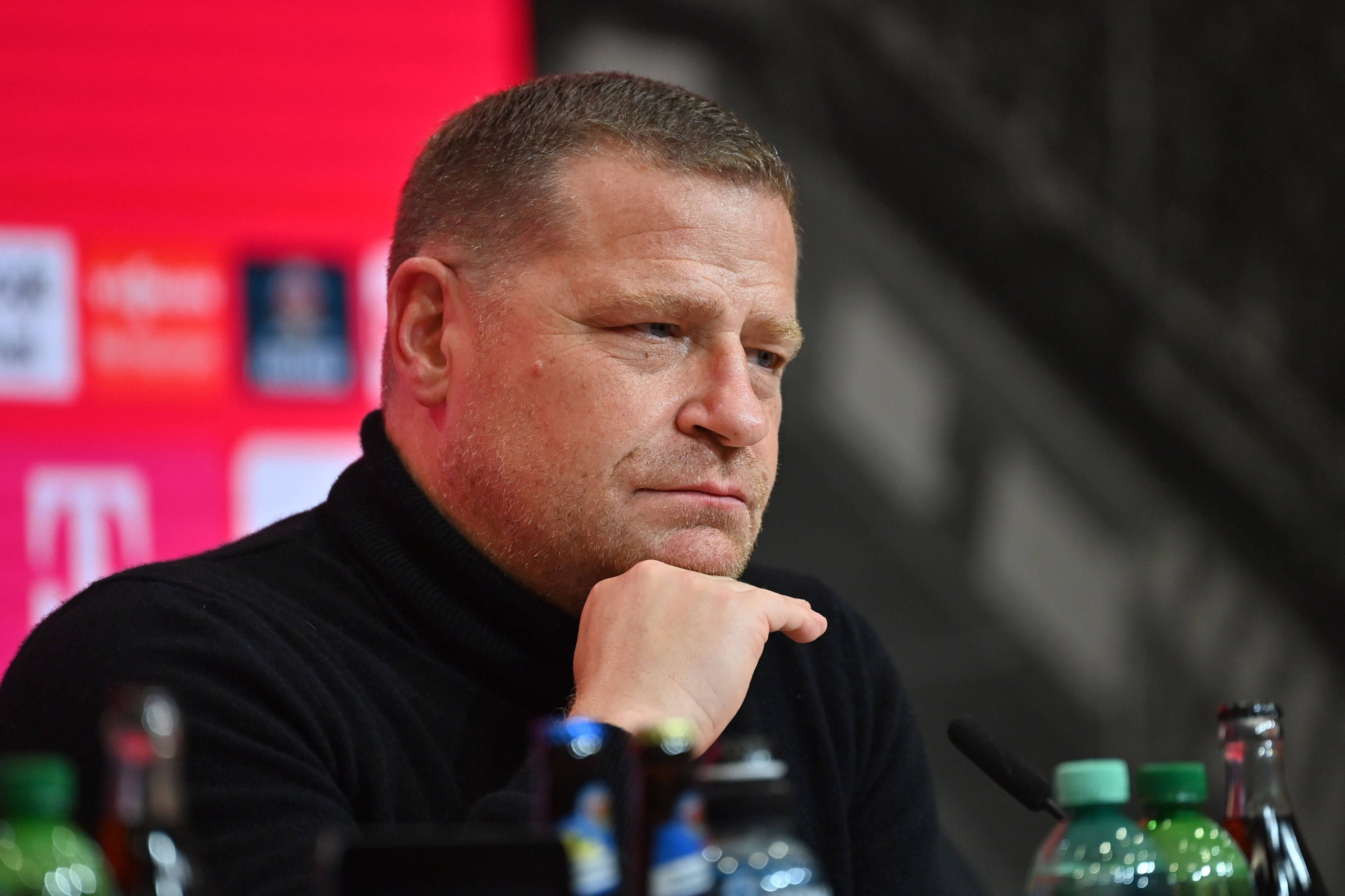 Max Eberl bei einer Pressekonferenz.