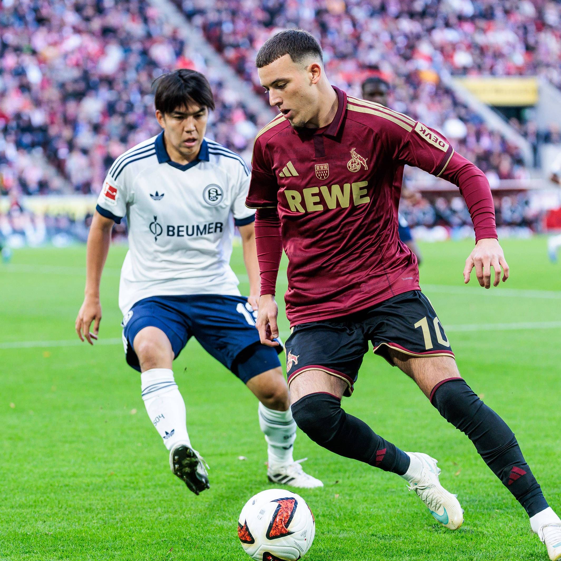 Said El Mala (1. FC Köln) gegen Schalkes Satoshi Tanaka.