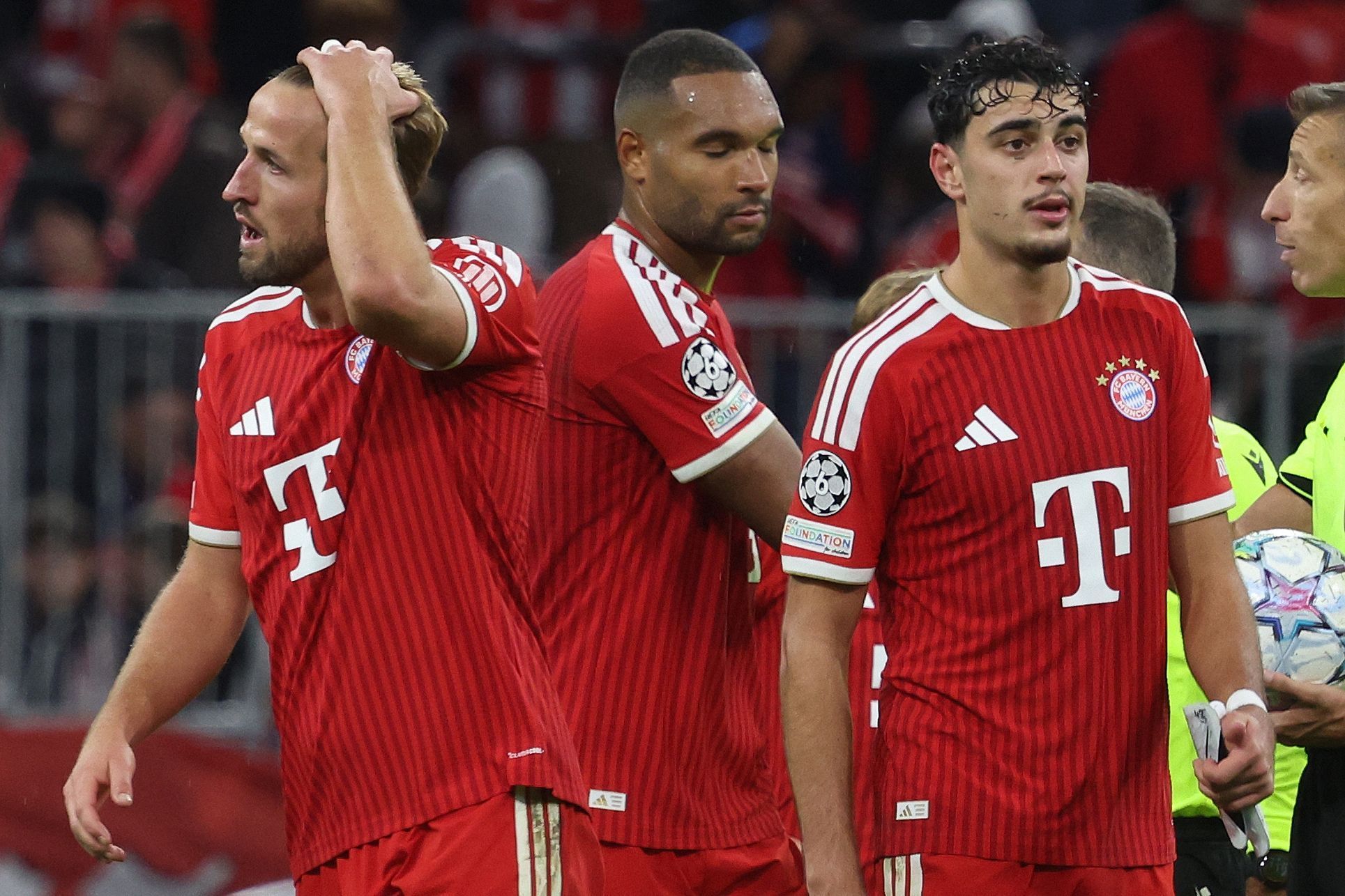 Harry Kane, Jonathan Tah und Aleksandar Pavlovic klatschen mit dem Schiedsrichter ab.