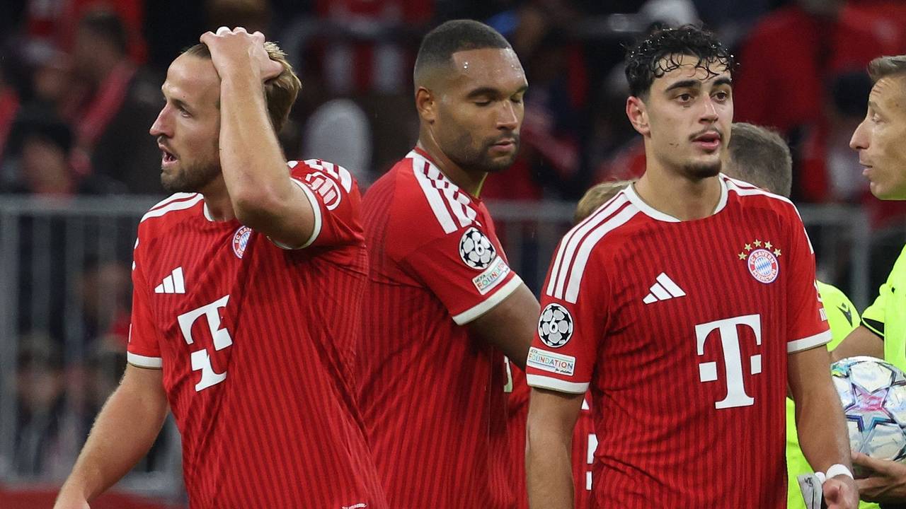 Harry Kane, Jonathan Tah und Aleksandar Pavlovic klatschen mit dem Schiedsrichter ab.