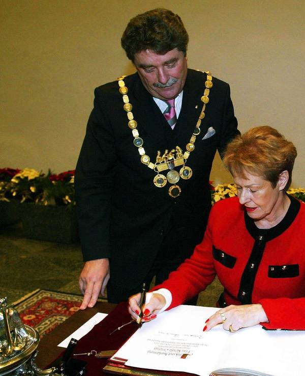 Ehrung von ehemaligen und aktiven Mitgliedern des Kölner Stadtrates durch OB Fritz Schramma im Dezember 2004. Renate Canisius trägt sich in das Goldene Buch der Stadt Köln ein. Die ehemalige Bürgermeisterin ist verstorben.