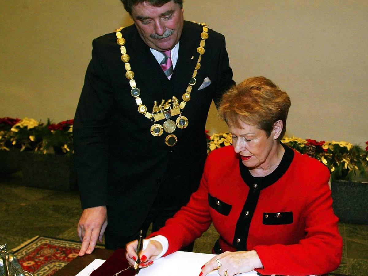 Ehrung von ehemaligen und aktiven Mitgliedern des Kölner Stadtrates durch OB Fritz Schramma im Dezember 2004. Renate Canisius trägt sich in das Goldene Buch der Stadt Köln ein. Die ehemalige Bürgermeisterin ist verstorben.