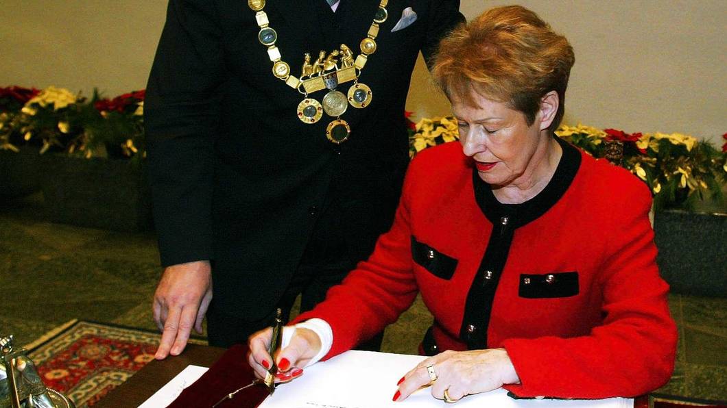 Ehrung von ehemaligen und aktiven Mitgliedern des Kölner Stadtrates durch OB Fritz Schramma im Dezember 2004. Renate Canisius trägt sich in das Goldene Buch der Stadt Köln ein. Die ehemalige Bürgermeisterin ist verstorben.
