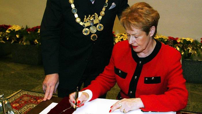 Ehrung von ehemaligen und aktiven Mitgliedern des Kölner Stadtrates durch OB Fritz Schramma im Dezember 2004. Renate Canisius trägt sich in das Goldene Buch der Stadt Köln ein. Die ehemalige Bürgermeisterin ist verstorben.
