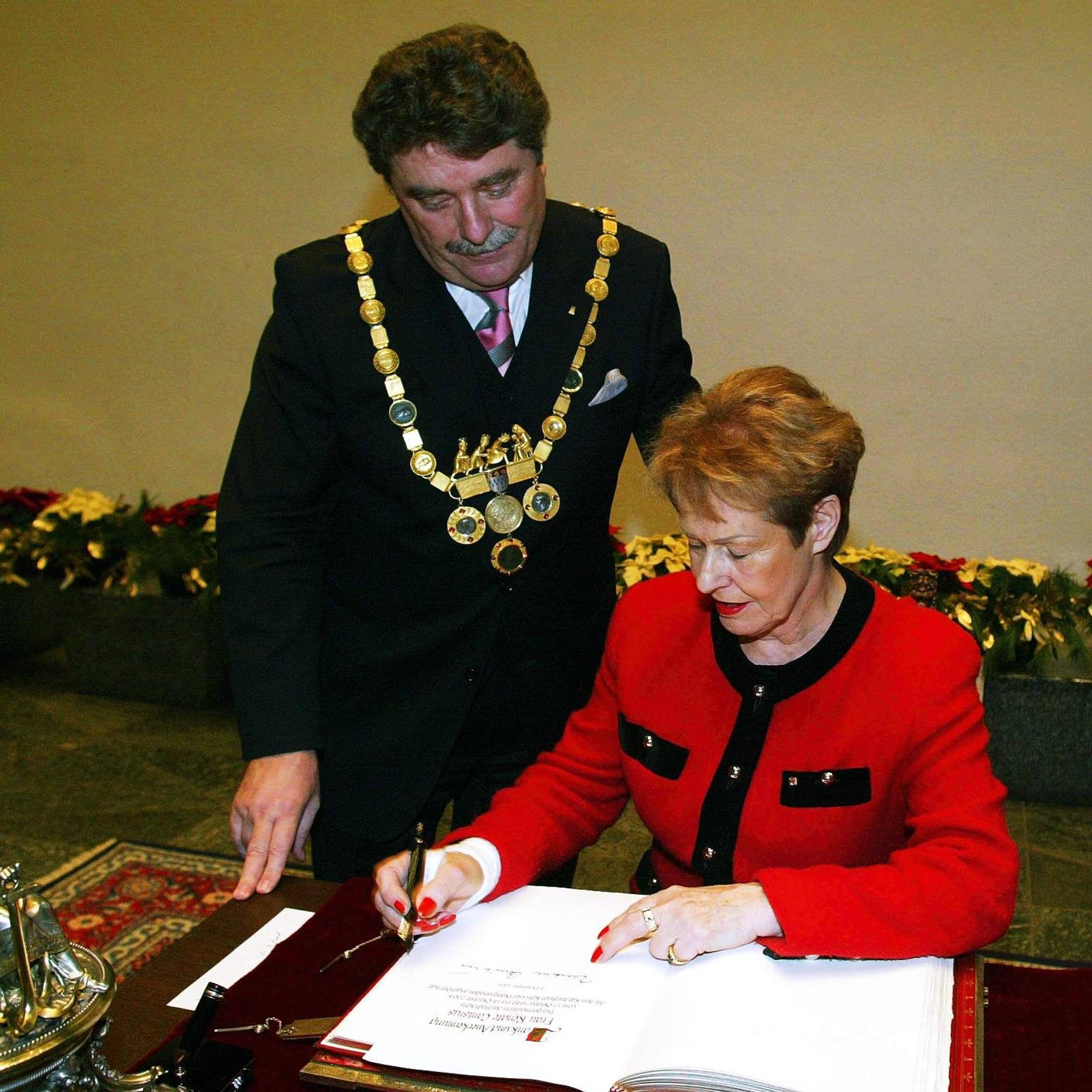 Ehrung von ehemaligen und aktiven Mitgliedern des Kölner Stadtrates durch OB Fritz Schramma im Dezember 2004. Renate Canisius trägt sich in das Goldene Buch der Stadt Köln ein. Die ehemalige Bürgermeisterin ist verstorben.