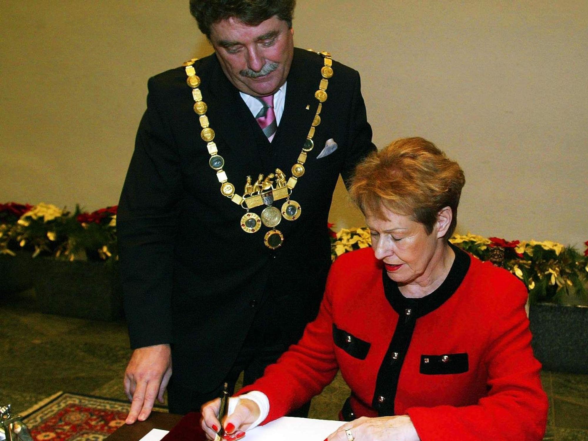 Ehrung von ehemaligen und aktiven Mitgliedern des Kölner Stadtrates durch OB Fritz Schramma im Dezember 2004. Renate Canisius trägt sich in das Goldene Buch der Stadt Köln ein. Die ehemalige Bürgermeisterin ist verstorben.