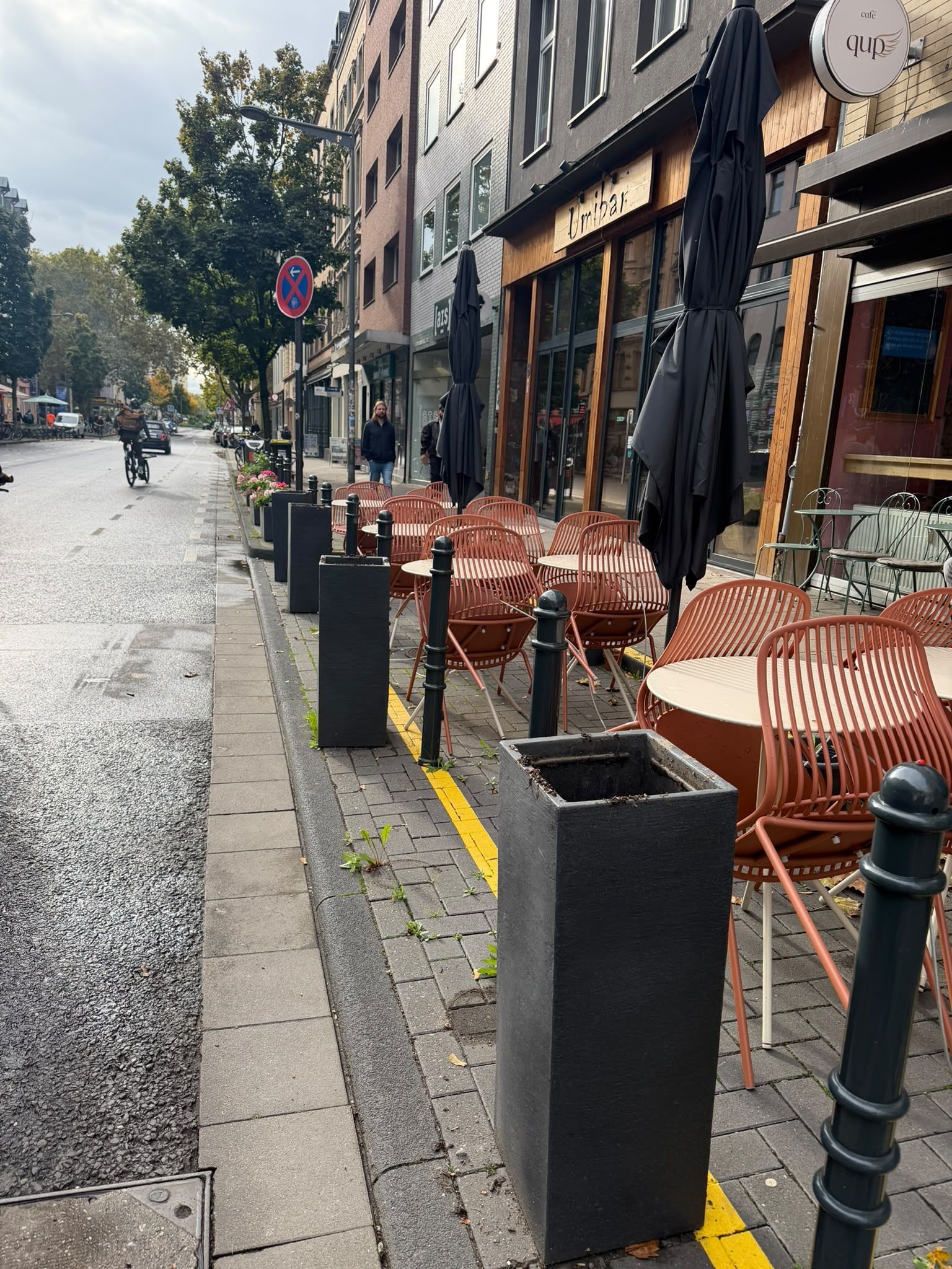 Dem Café qup in der Kölner Südstadt wurden die Pflanzen gestohlen. Die großen Vasen sind leer.