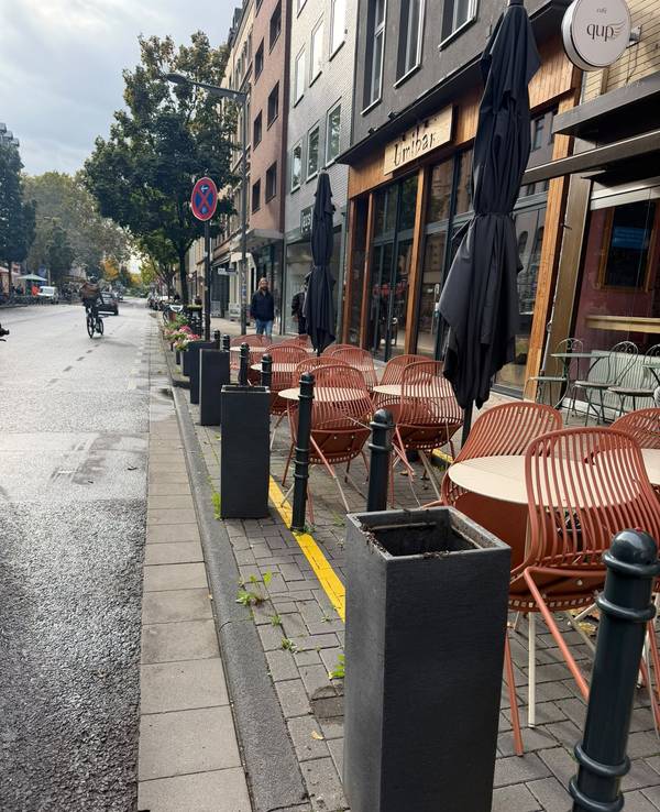 Dem Café qup in der Kölner Südstadt wurden die Pflanzen gestohlen. Die großen Vasen sind leer.