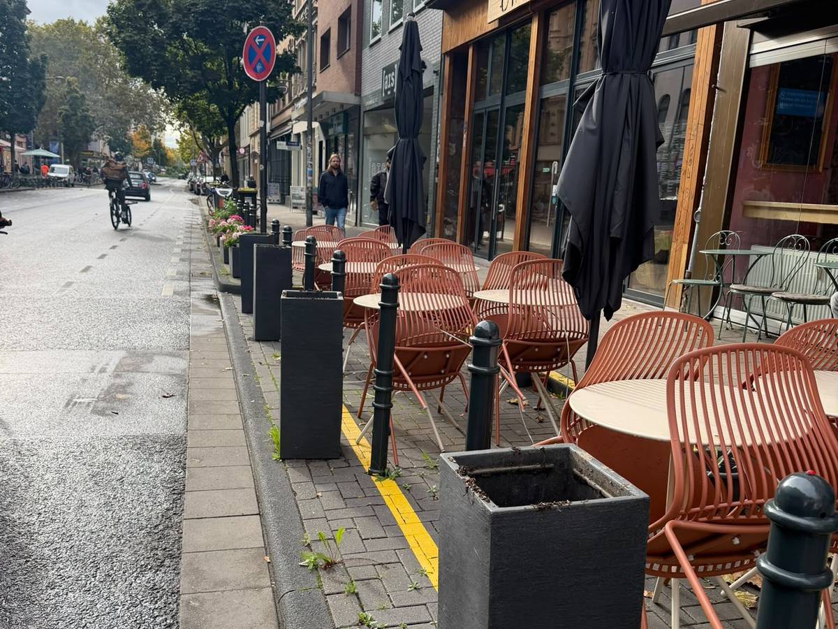 Dem Café qup in der Kölner Südstadt wurden die Pflanzen gestohlen. Die großen Vasen sind leer.
