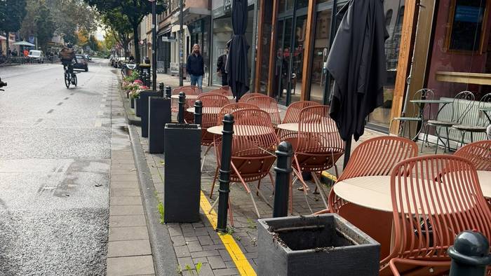 Dem Café qup in der Kölner Südstadt wurden die Pflanzen gestohlen. Die großen Vasen sind leer.