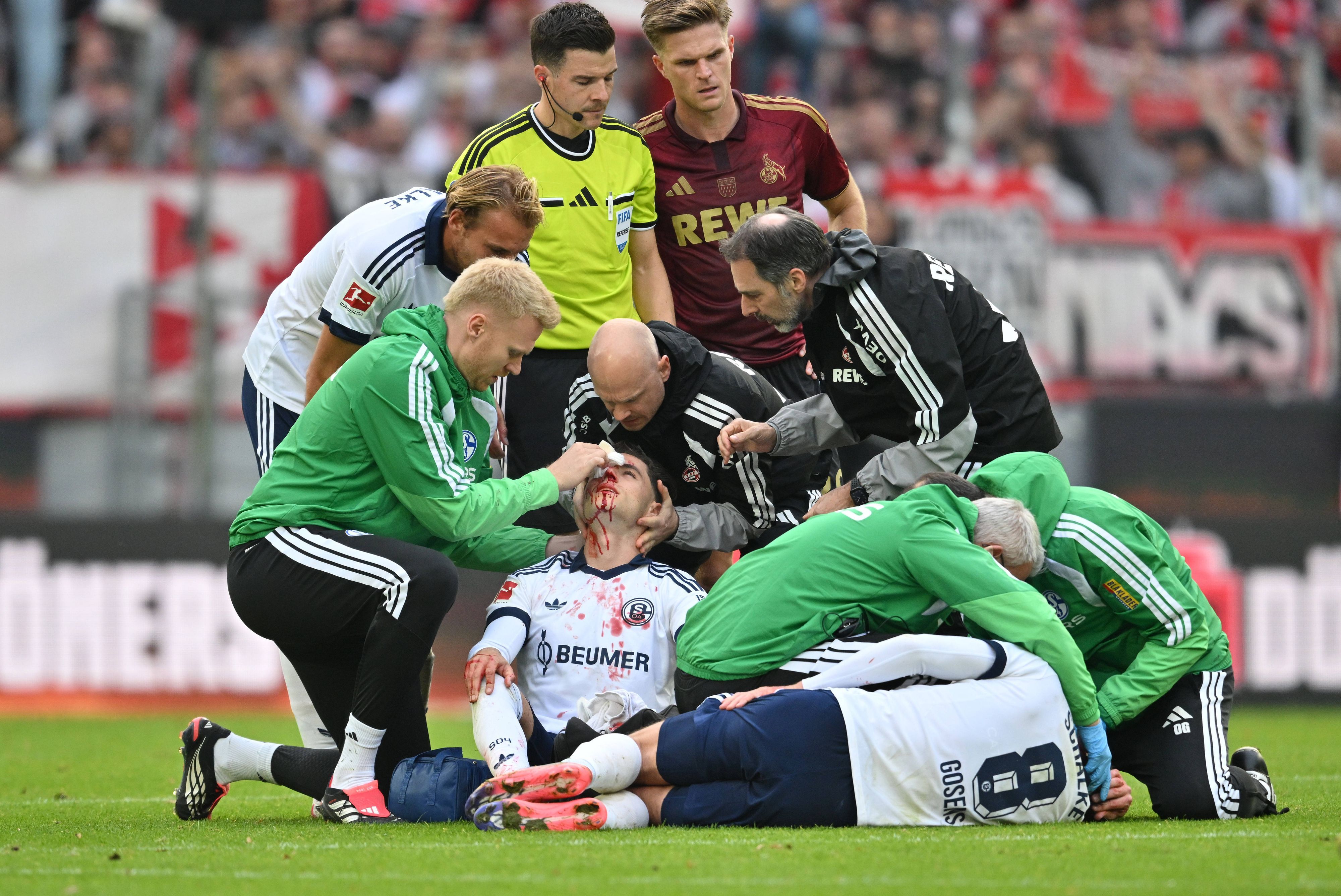 Soufiane El Faouzi und Robin Gosens mussten nach dem Blut-Crash lange behandelt werden.