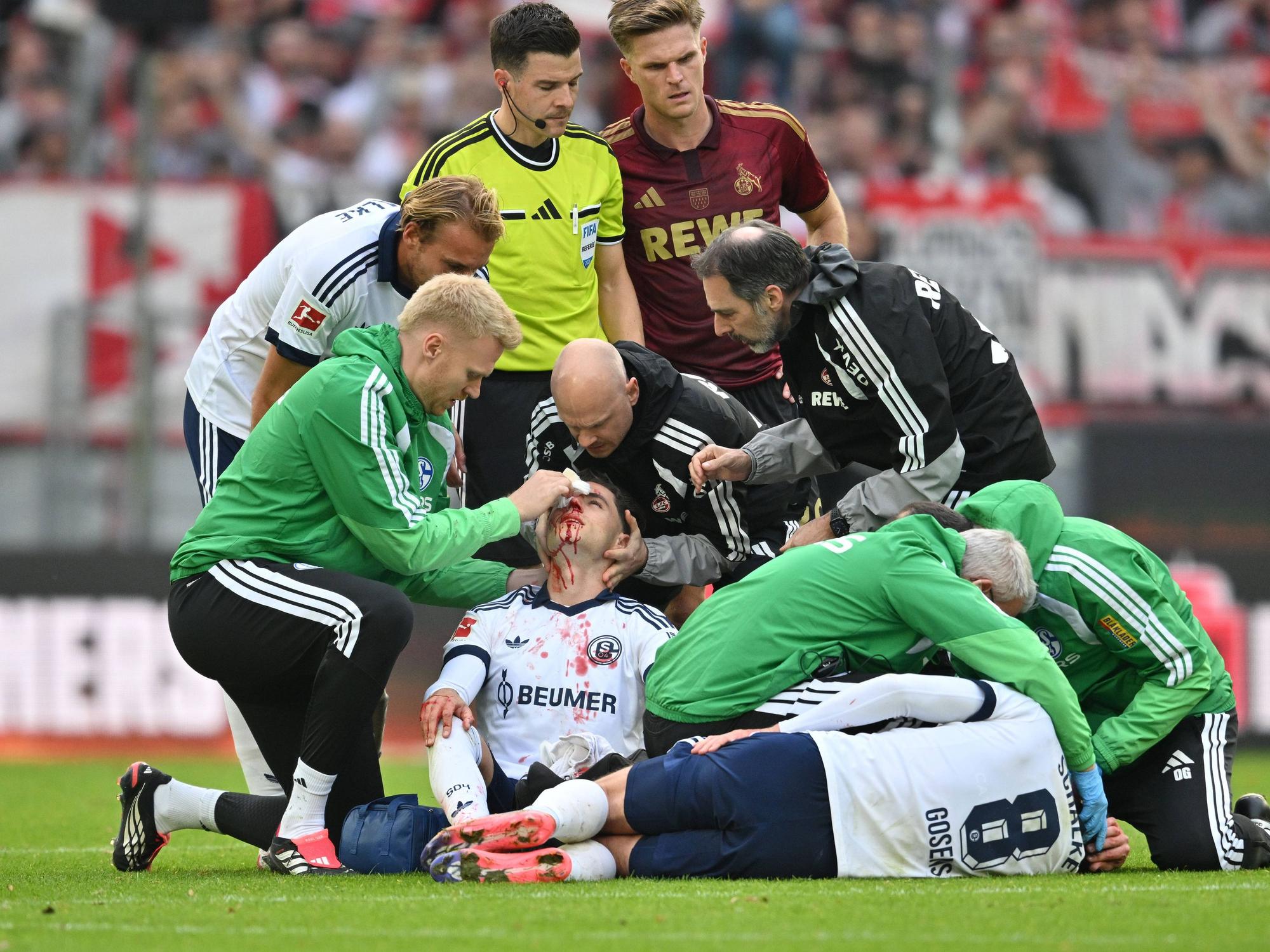 Soufiane El Faouzi und Robin Gosens mussten nach dem Blut-Crash lange behandelt werden.