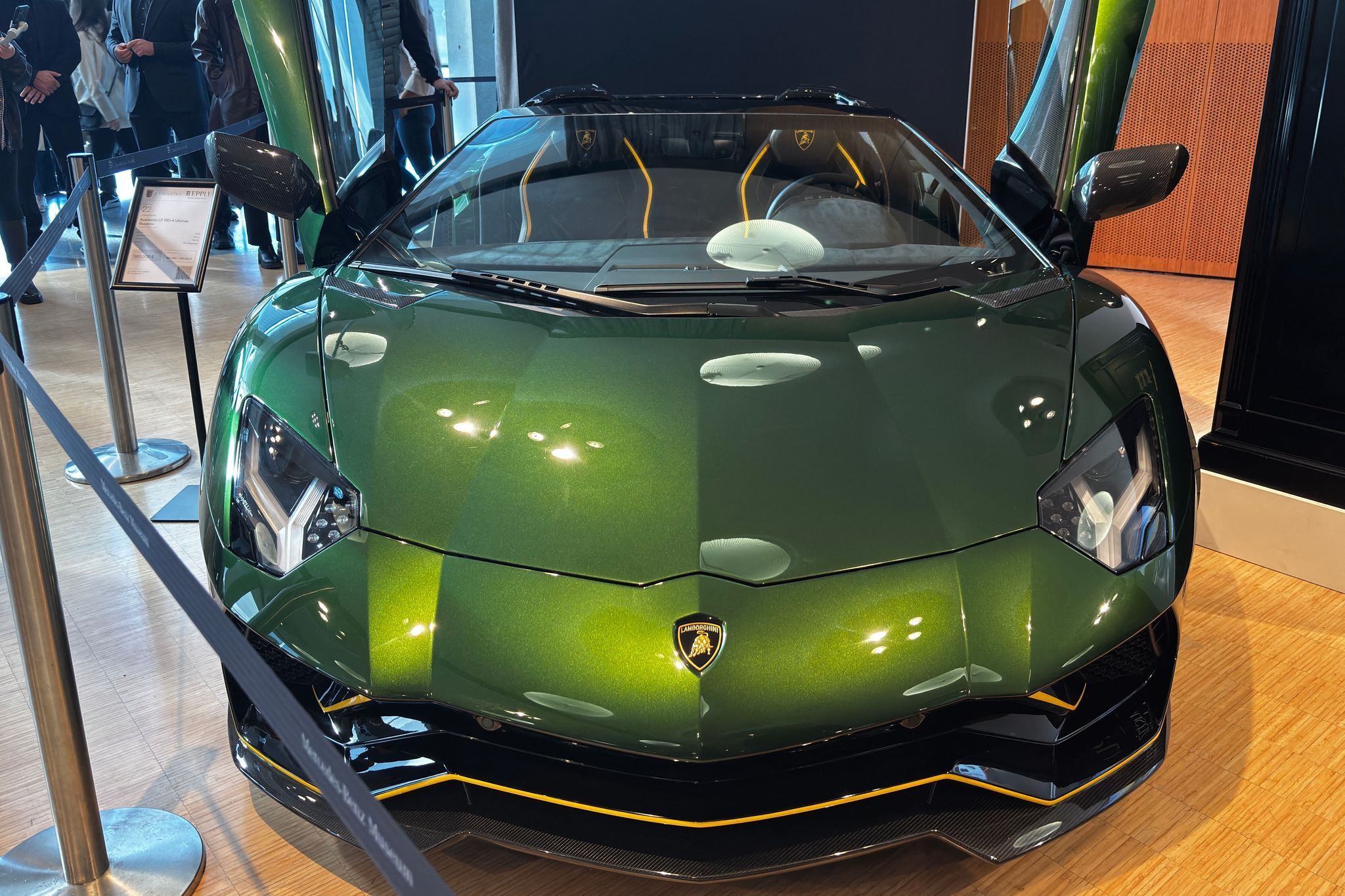 Justiz-Versteigerung von Luxus-Autos und Uhren