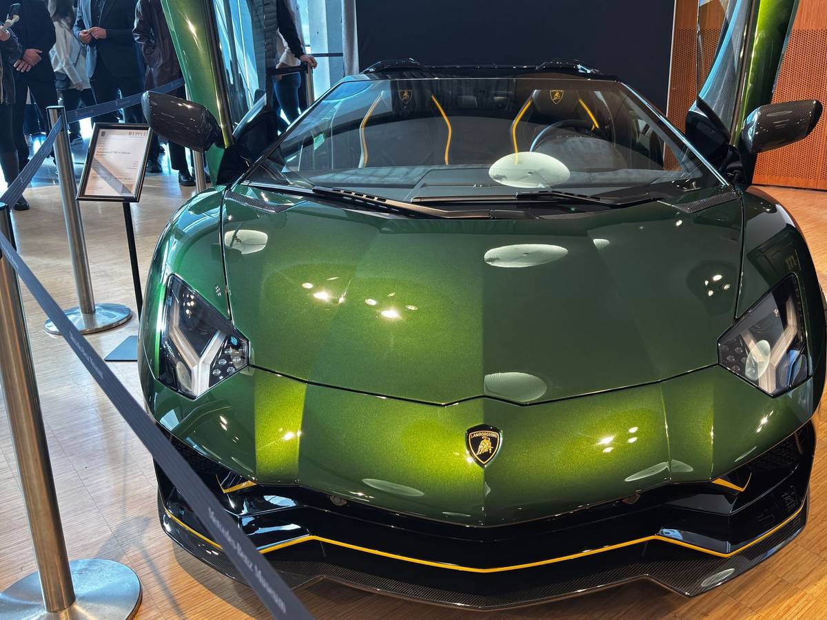 Justiz-Versteigerung von Luxus-Autos und Uhren