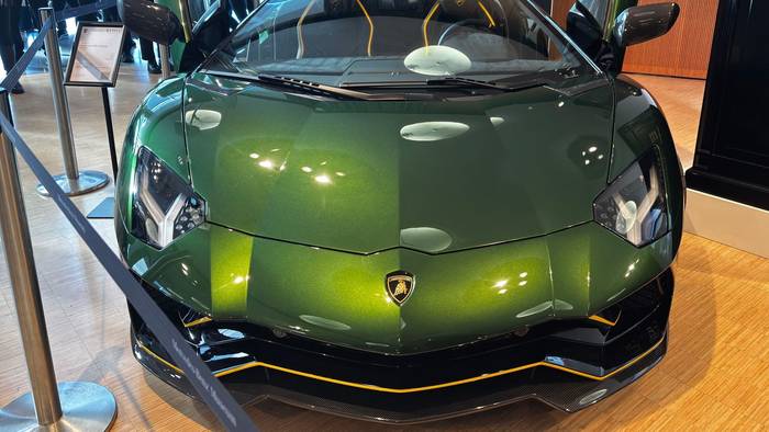 Justiz-Versteigerung von Luxus-Autos und Uhren