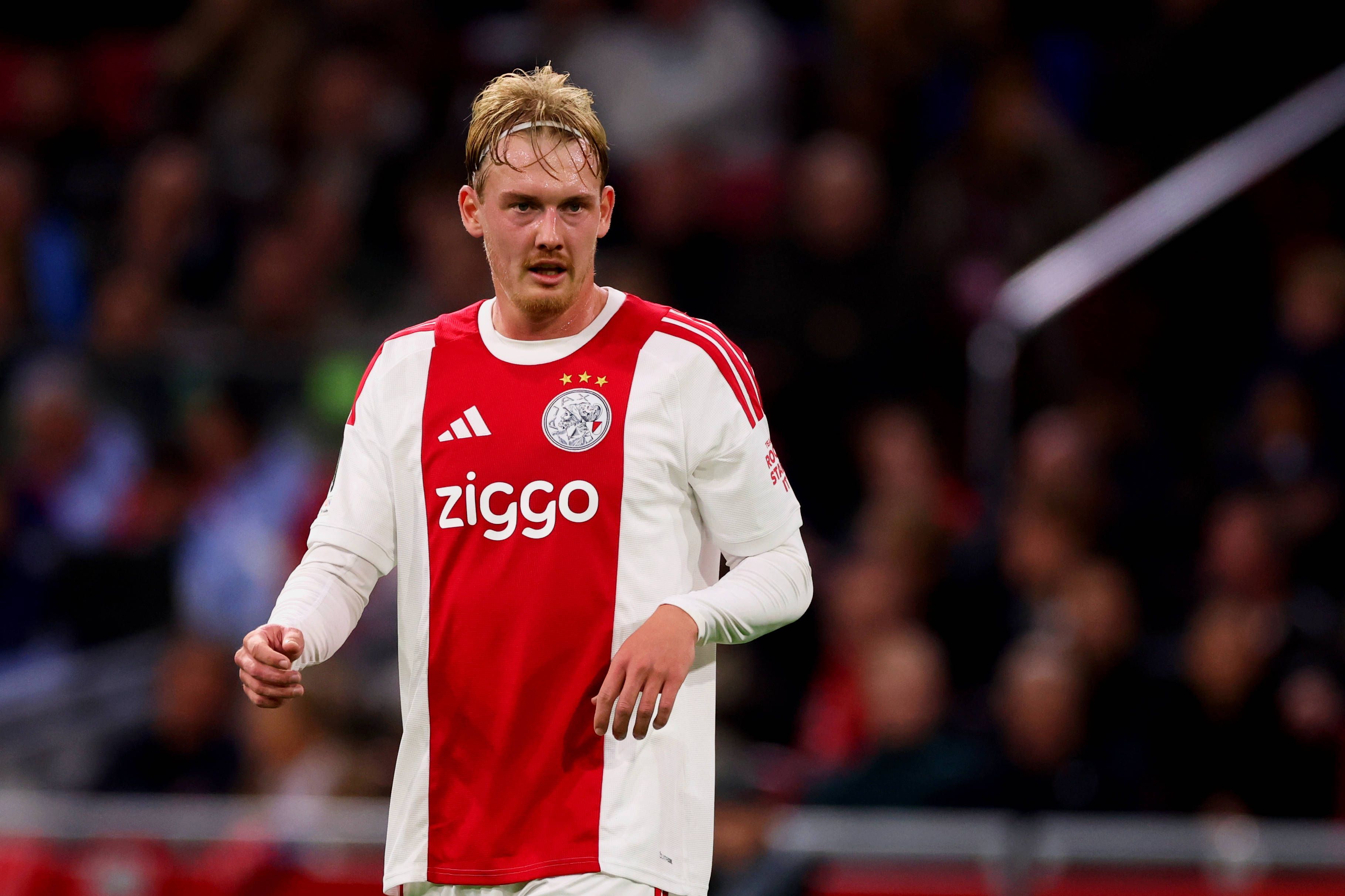 Fußballspieler Julian Brandt im Trikot auf dem Spielfeld