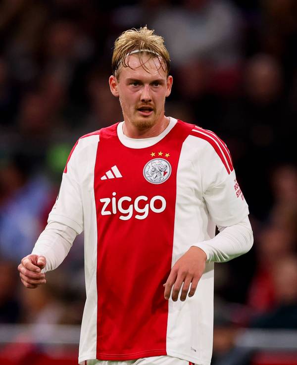 Fußballspieler Julian Brandt im Trikot auf dem Spielfeld