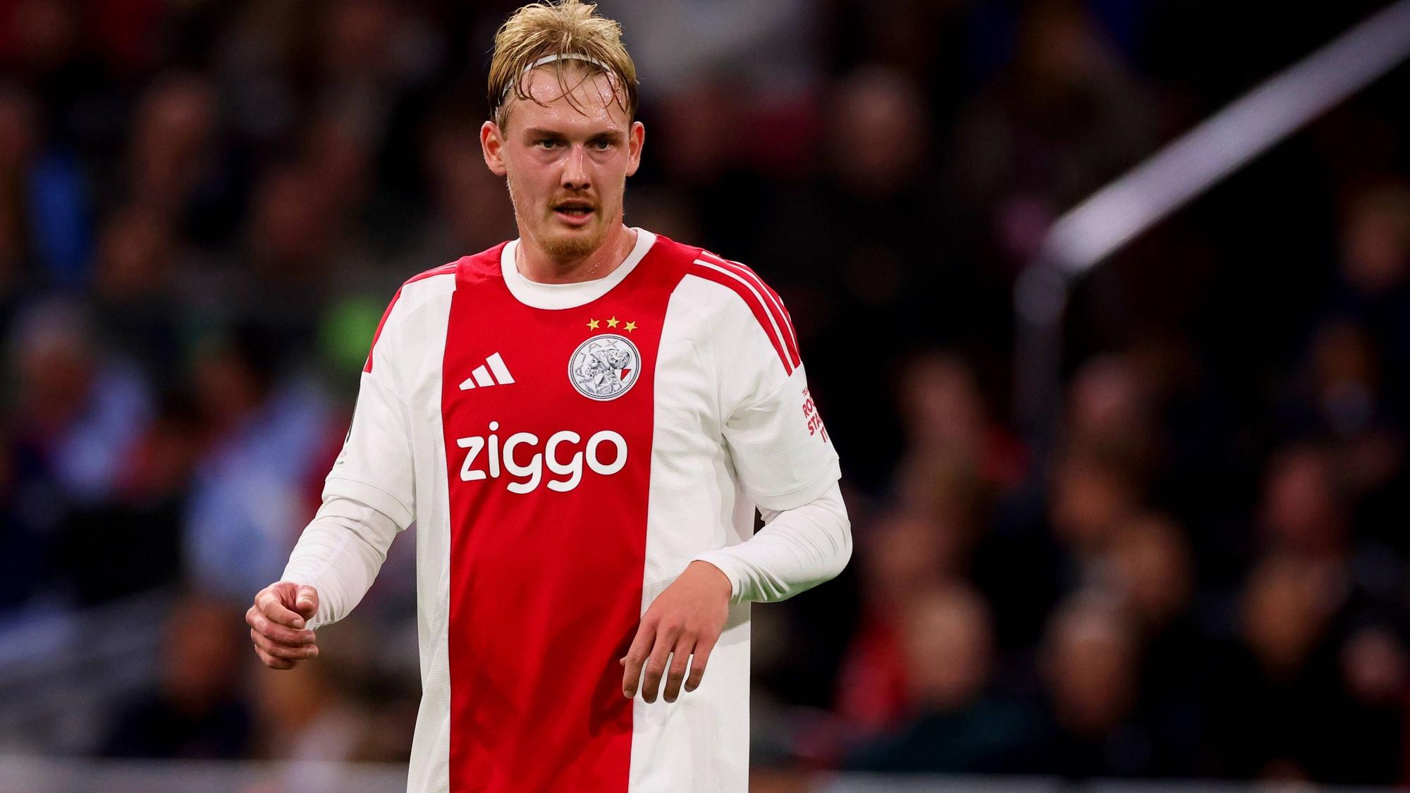Fußballspieler Julian Brandt im Trikot auf dem Spielfeld