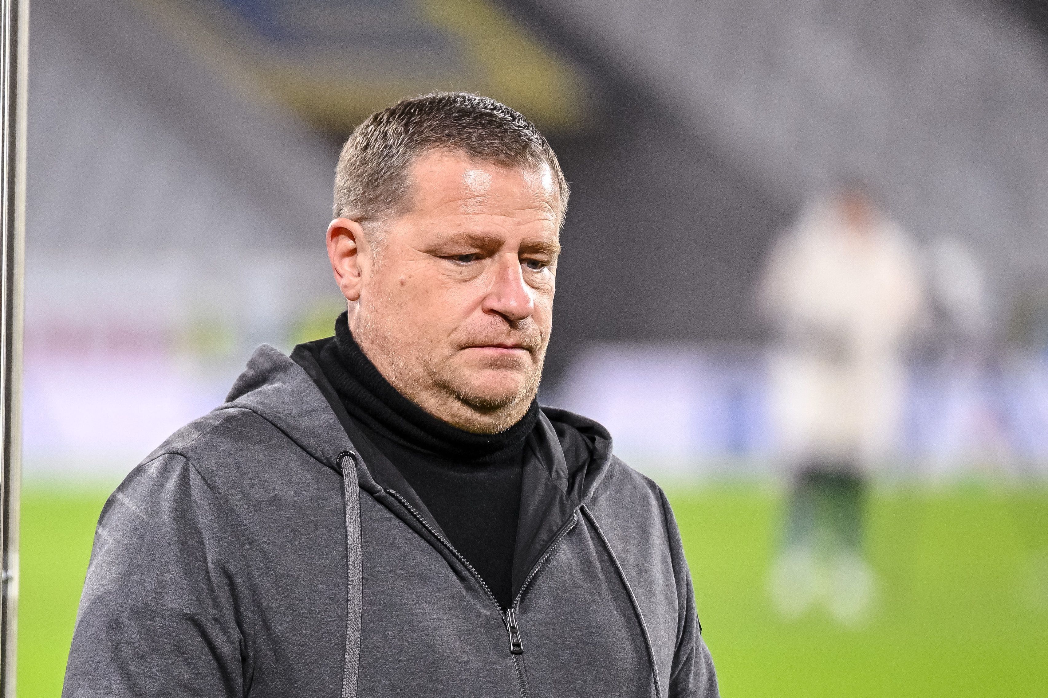 Sportvorstand Max Eberl (FC Bayern München) steht nach dem Spiel im Stadion.