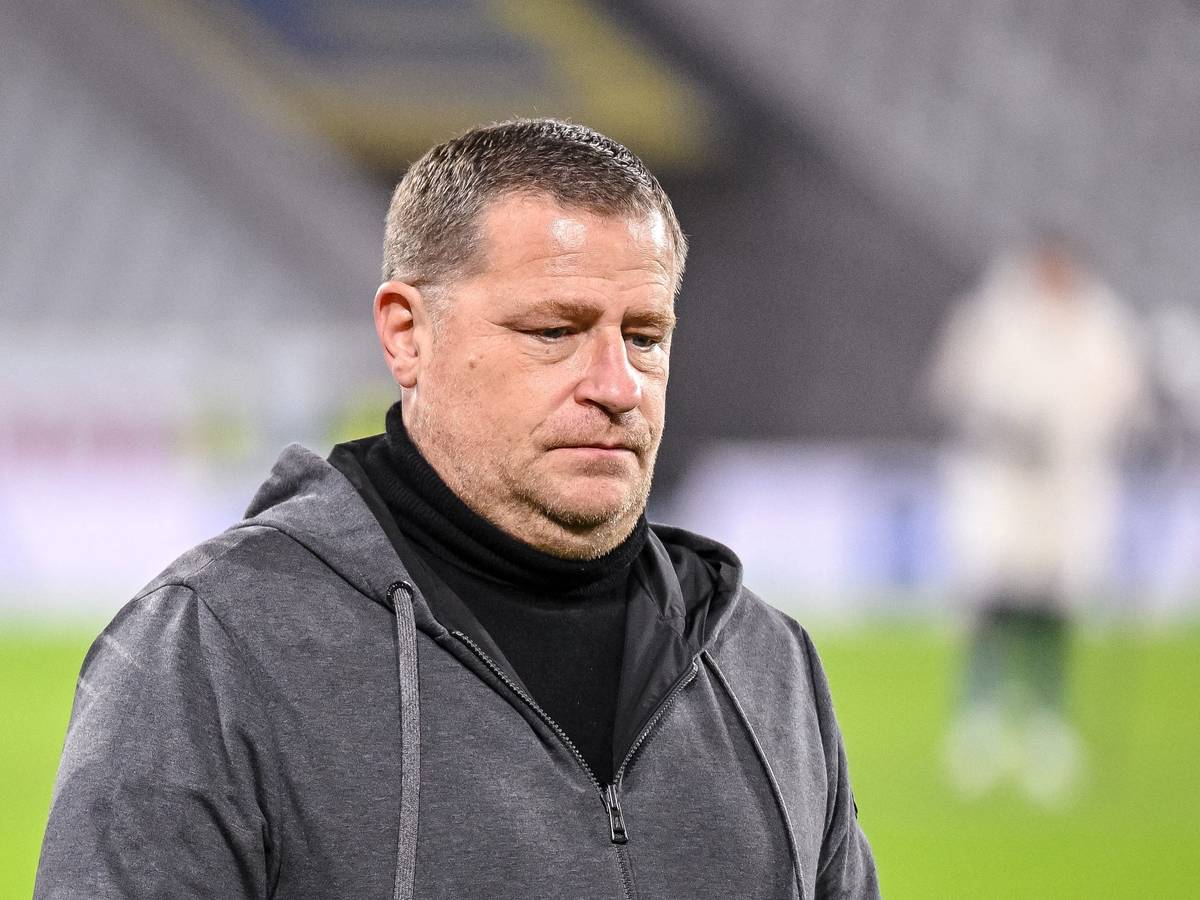 Sportvorstand Max Eberl (FC Bayern München) steht nach dem Spiel im Stadion.