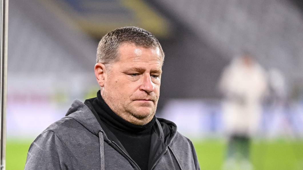 Sportvorstand Max Eberl (FC Bayern München) steht nach dem Spiel im Stadion.