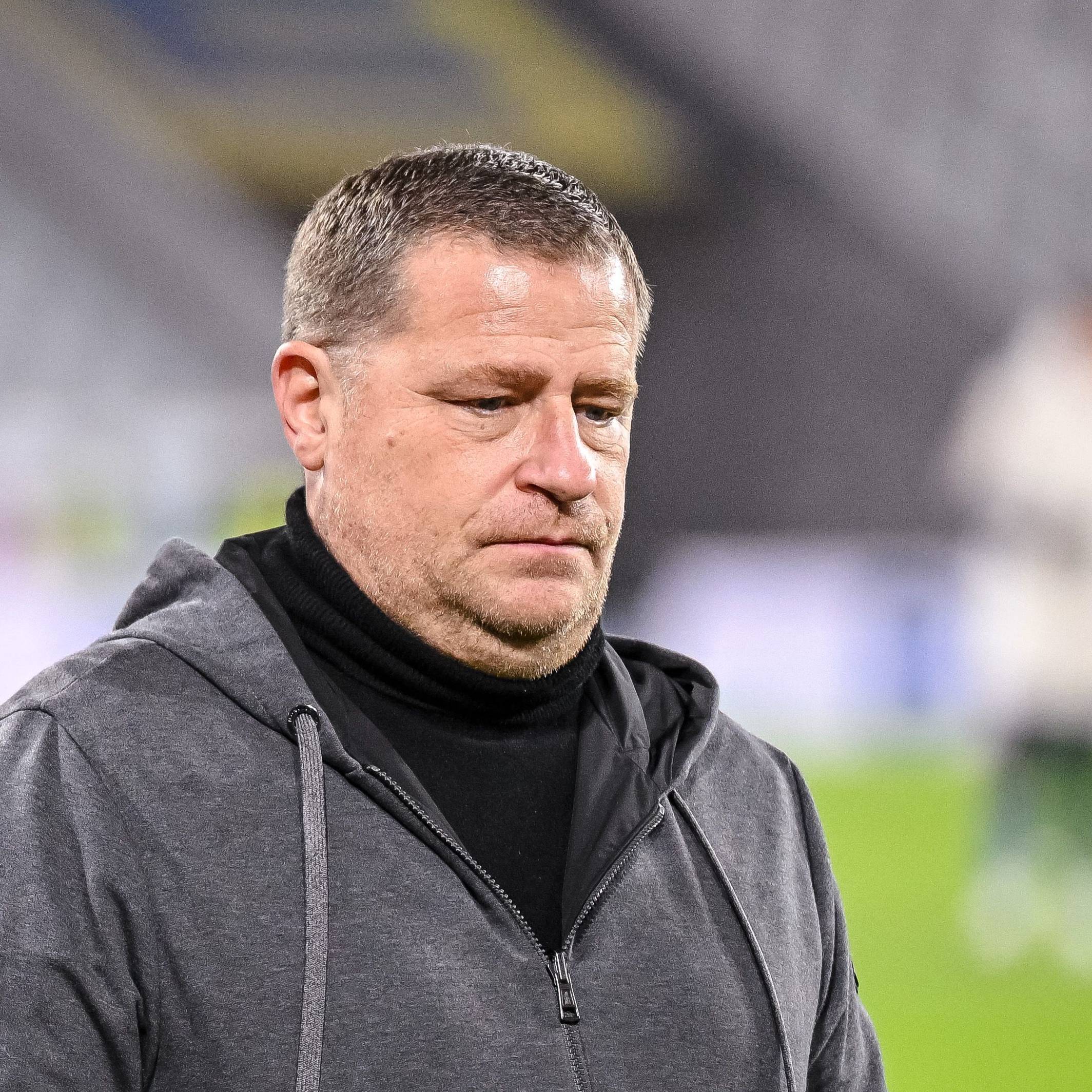 Sportvorstand Max Eberl (FC Bayern München) steht nach dem Spiel im Stadion.